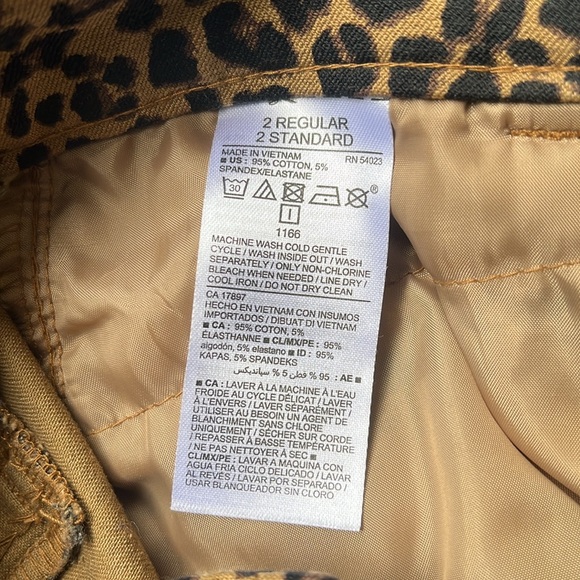 Old Navy Pixie Mid-Rise Animal Print Tapered Leg, Size 2 EXCELLENT CONDI… - Picture 4 of 4